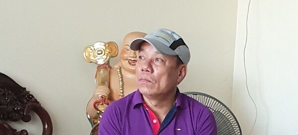 Đối tượng tự nhận là “thần y” đang thực hiện xoa bóp cho bệnh nhân.  - Sputnik Việt Nam