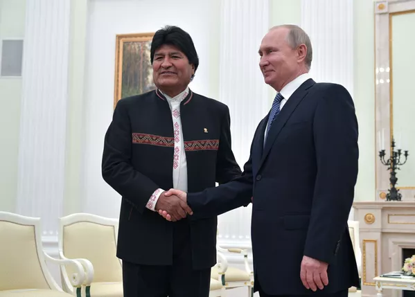 Tổng thống Nga Vladimir Putin trong cuộc gặp với Tổng thống Bolivian Evo Morales Tổng thống Nga Vladimir Putin trong cuộc gặp với Tổng thống Bolivian Evo Morales - Sputnik Việt Nam
