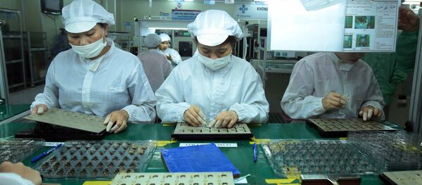 Sản xuất linh kiện điện tử tại Công ty TNHH 4P tại xã Vĩnh Khúc, huyện Văn Giang. Sản xuất linh kiện điện tử tại Công ty TNHH 4P tại xã Vĩnh Khúc, huyện Văn Giang. - Sputnik Việt Nam