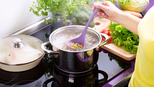 Phụ nữ nấu súp - Sputnik Việt Nam