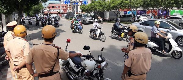 Lực lượng tuần tra kiểm soát chốt trên đường Nguyễn Hữu Cảnh. - Sputnik Việt Nam