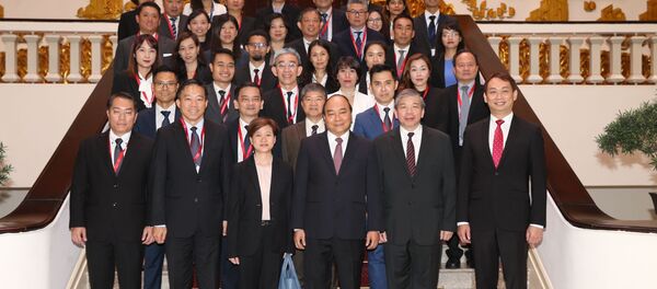 Thủ tướng Nguyễn Xuân Phúc với các doanh nghiệp Singapore.  - Sputnik Việt Nam