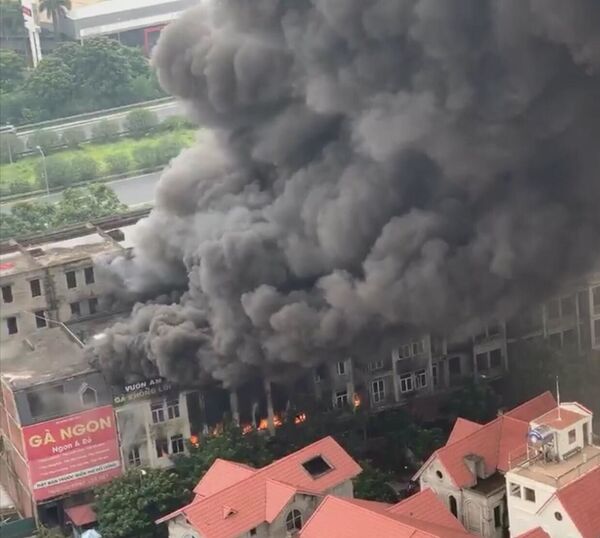 Hà Nội: Cháy lớn ở Thiên đường Bảo Sơn, cột khói cao hàng chục mét (Video) - Sputnik Việt Nam