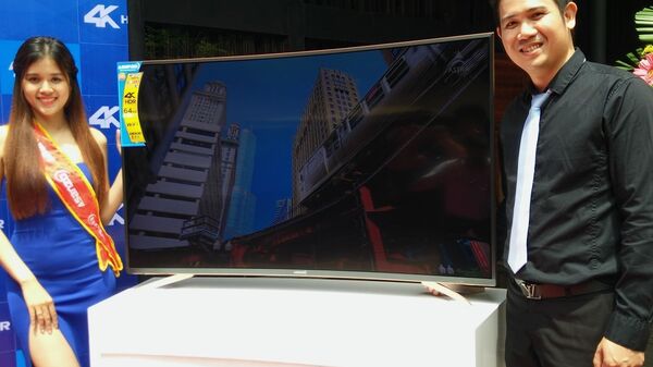 Tổng giám đốc Asanzo Phạm Văn Tam (phải) giới thiệu dòng TV màn hình cong đầu tiên của thương hiệu. - Sputnik Việt Nam