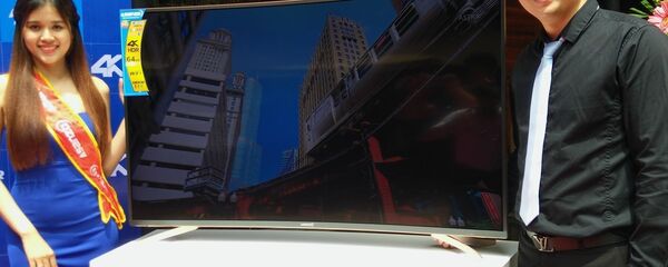 Tổng giám đốc Asanzo Phạm Văn Tam (phải) giới thiệu dòng TV màn hình cong đầu tiên của thương hiệu. - Sputnik Việt Nam