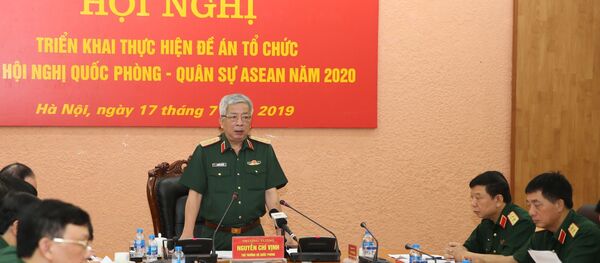 Thượng tướng Nguyễn Chí Vịnh, Thứ trưởng Bộ Quốc phòng, Phó Trưởng ban Thường trực Ban Chỉ đạo Bộ Quốc phòng về ASEAN năm 2020 chủ trì hội nghị. - Sputnik Việt Nam
