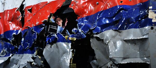 Một phần của chiếc máy bay bị bắn rơi Boeing 777 của hãng hàng không Malaysia đã được tái tạo trong thời gian công bố báo cáo về bối cảnh vụ rơi máy bay ở phía đông Ukraina hôm 17 tháng Bảy 2014, căn cứ quân sự Gilze-Reyen, Hà Lan. - Sputnik Việt Nam