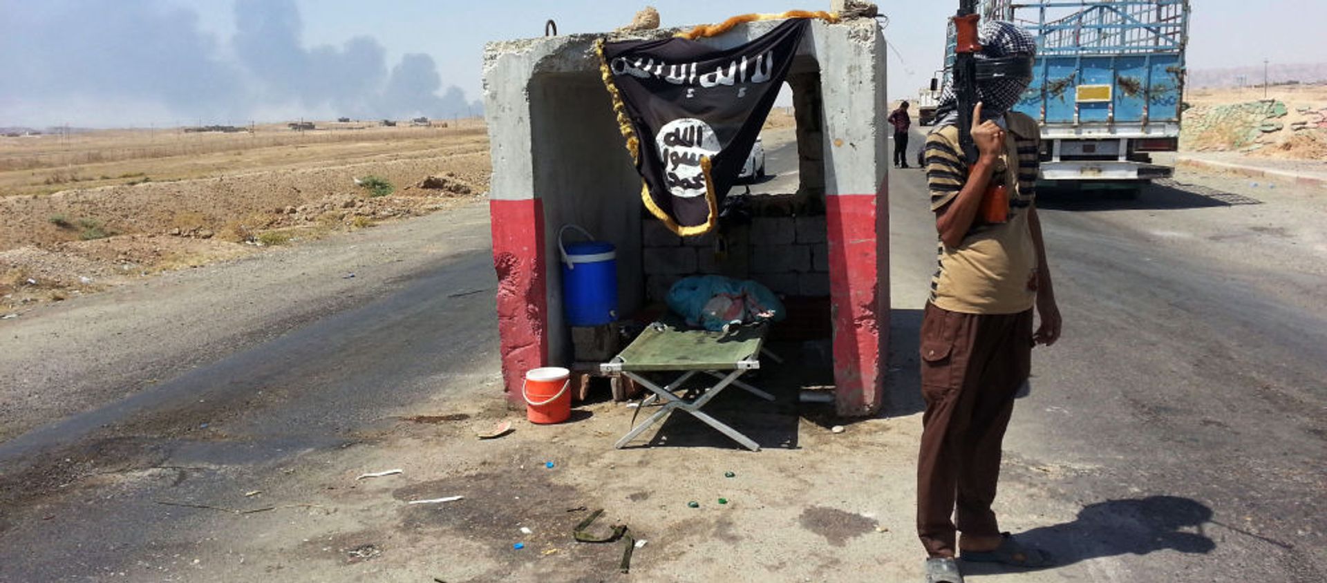 Các chiến binh al-Qaeda tại trạm kiểm soát ở phía bắc thủ đô Baghdad, Iraq - Sputnik Việt Nam, 1920, 14.09.2021