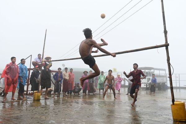 Người địa phương chơi trò dân tộc chinlone gần chùa Vàng ở Myanmar - Sputnik Việt Nam