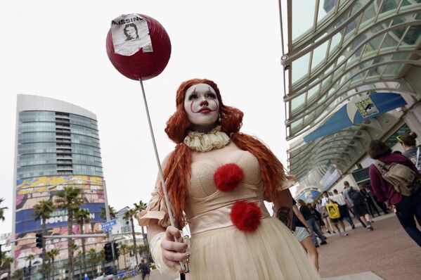 Cô gái hóa trang thành chú hề Pennywise tại lễ hội Comic-Con International 2019 ở San Diego - Sputnik Việt Nam