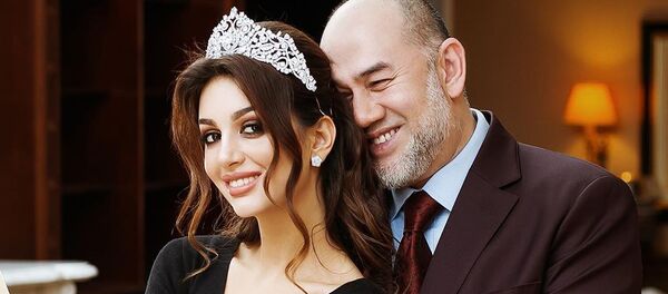 Hoa hậu Moskva-2015 Oksana Voevodina và Quốc vương Malaysia Muhammad V - Sputnik Việt Nam