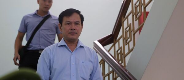 Bị cáo Nguyễn Hữu Linh rời tòa sau phiên xét xử. Bị cáo Nguyễn Hữu Linh rời tòa sau phiên xét xử. - Sputnik Việt Nam