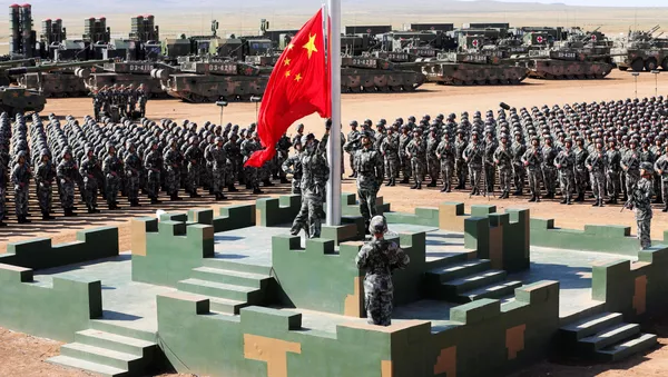 Những người lính Trung Quốc giương cao quốc kỳ trong cuộc diễu hành quân sự để vinh danh kỷ niệm 90 năm thành lập Quân đội Nhân Dân Trung Hoa  tại căn cứ quân sự Zhurikh, Trung Quốc - Sputnik Việt Nam