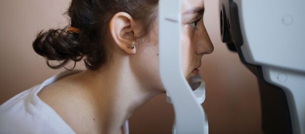 Nữ thí sinh trong kỳ kiểm tra của ủy ban y tế tại Trường không quân cao cấp Krasnodar mang tên A.K.Serov  - Sputnik Việt Nam