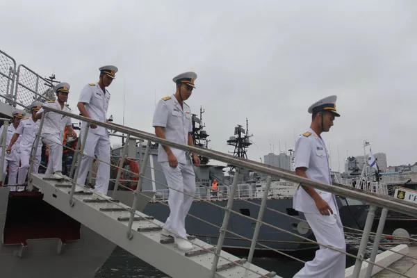 Nghi thức long trọng chào đón tàu khu trục Quang Trung của Lực lượng Hải quân Việt Nam tại Vladivostok Nghi thức long trọng chào đón tàu khu trục Quang Trung của Lực lượng Hải quân Việt Nam tại Vladivostok - Sputnik Việt Nam