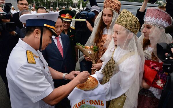 Đại tá Nguyễn Văn Ngân trong buổi lễ chào mừng tàu khu trục Quang Trung, chính thức  tham gia cuộc diễu binh  trên biển nhân dịp Ngày Hải quân Nga, tại Vịnh  Zolotoy Rog   ở Vladivostok - Sputnik Việt Nam