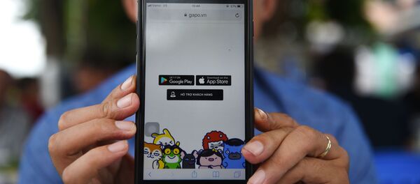 Một người Việt Nam cho thấy ứng dụng Gapo trên điện thoại di động của mình Một người Việt Nam cho thấy ứng dụng Gapo trên điện thoại di động của mình - Sputnik Việt Nam