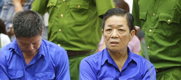 Bị cáo Nguyễn Kim Hưng (tức Hưng “kính”, bên phải) cùng các đồng phạm nghe tòa tuyên án. - Sputnik Việt Nam