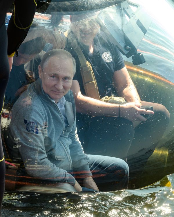 Putin nói tại sao ông lại lặn xuống nước và bay lên bầu trời Putin nói tại sao ông lại lặn xuống nước và bay lên bầu trời - Sputnik Việt Nam