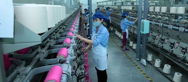 Công nhân sản xuất sản phẩm dệt nhuộm tại công ty TNHH Dệt nhuộm Jasan Việt Nam (Khu công nghiệp dệt may Phố Nối B, huyện Yên Mỹ, Hưng Yên) có vốn đầu tư 100% của Trung Quốc. Công nhân sản xuất sản phẩm dệt nhuộm tại công ty TNHH Dệt nhuộm Jasan Việt Nam (Khu công nghiệp dệt may Phố Nối B, huyện Yên Mỹ, Hưng Yên) có vốn đầu tư 100% của Trung Quốc. - Sputnik Việt Nam