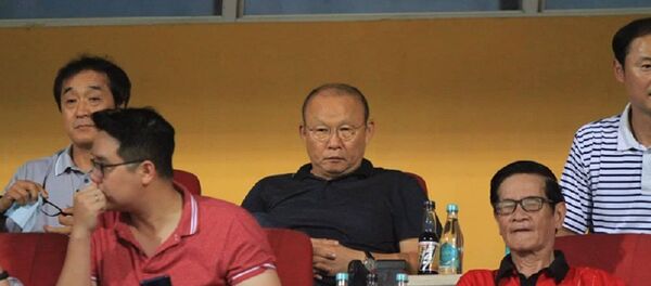 HLV Park Hang Seo liên tục góp mặt trên các khán đài tại V-League 2019. - Sputnik Việt Nam