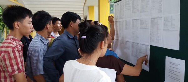 Thí sinh, phụ huynh tìm hiểu thông tin tuyển sinh đại học.  - Sputnik Việt Nam
