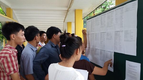 Thí sinh, phụ huynh tìm hiểu thông tin tuyển sinh đại học.  - Sputnik Việt Nam