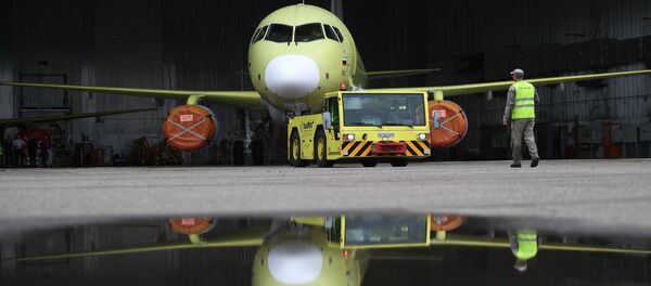 Đưa máy bay Sukhoi Superjet 100 đi thử nghiệm tại Nhà máy chế tạo máy bay mang tên Gagarin ở Komsomolsk- trên-sông Amur - Sputnik Việt Nam