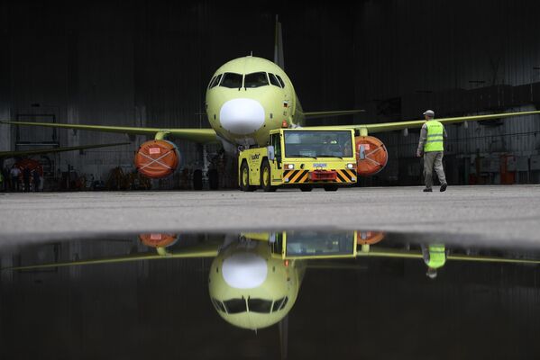 Đưa máy bay Sukhoi Superjet 100 đi thử nghiệm tại Nhà máy chế tạo máy bay mang tên Gagarin ở Komsomolsk- trên-sông Amur - Sputnik Việt Nam