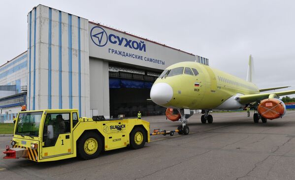 Đưa máy bay Sukhoi Superjet 100 đi thử nghiệm tại nhà máy chế tạo máy bay mang tên Gagarin ở Komsomolsk- trên-sông Amur - Sputnik Việt Nam