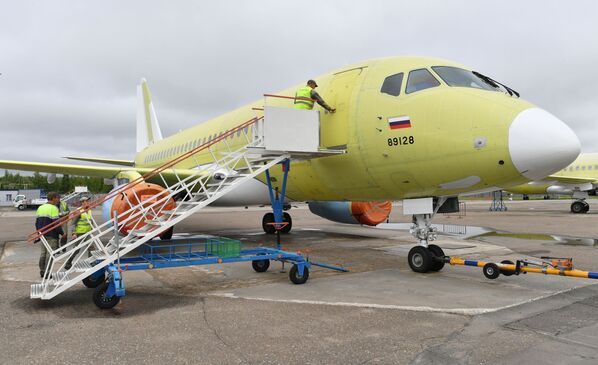 Máy bay Sukhoi Superjet 100 tại nhà máy chế tạo máy bay mang tên Gagarin ở Komsomolsk- trên-sông Amur - Sputnik Việt Nam