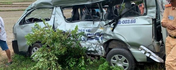 Xe 16 chỗ bị tàu lửa hất văng khi băng ngang đường sắt, 3 người tử vong tại chỗ - Sputnik Việt Nam