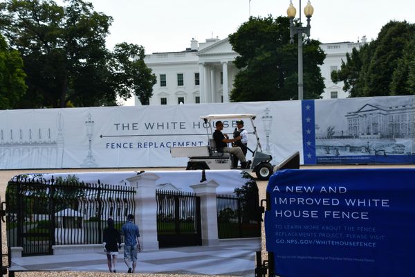 Trump bắt đầu cho xây hàng rào cao bốn mét bao quanh Nhà Trắng - Sputnik Việt Nam