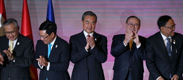 Các Bộ trưởng Ngoại giao ASEAN-Trung Quốc chụp ảnh chung - Sputnik Việt Nam