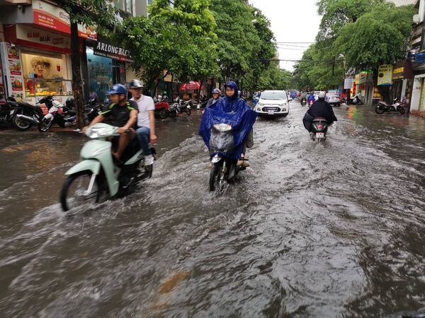 Mưa lớn gây ngập úng tại đường Chiến Thắng (quận Thanh Xuân) - Sputnik Việt Nam