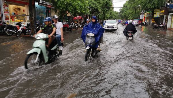 Mưa lớn gây ngập úng tại đường Chiến Thắng (quận Thanh Xuân) - Sputnik Việt Nam