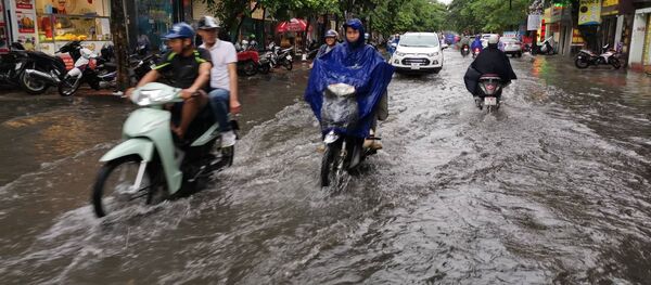 Mưa lớn gây ngập úng tại đường Chiến Thắng (quận Thanh Xuân) - Sputnik Việt Nam