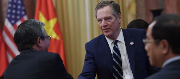 Đại diện Thương mại Mỹ Robert Lighthizer bắt tay với Phạm Quang Vinh, Đại sứ Việt Nam tại Hoa Kỳ, 2017 - Sputnik Việt Nam