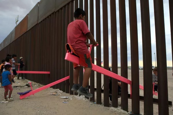 Những chiếc cầu bập bênh của trẻ em trên biên giới Mexico và Hoa Kỳ trong khu vực Anapra, Ciudad Juarez Những chiếc cầu bập bênh của trẻ em trên biên giới Mexico và Hoa Kỳ trong khu vực Anapra, Ciudad Juarez - Sputnik Việt Nam