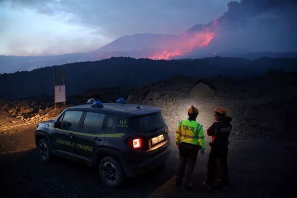 Cảnh sát Italy theo dõi tình hình phun trào của núi lửa Etna ở Sicily Cảnh sát Italy theo dõi tình hình phun trào của núi lửa Etna ở Sicily - Sputnik Việt Nam