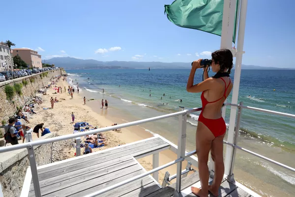 Nữ nhân viên cứu hộ trên tháp quan sát ở bãi biển Ajaccio, Corsica Nữ nhân viên cứu hộ trên tháp quan sát ở bãi biển Ajaccio, Corsica - Sputnik Việt Nam
