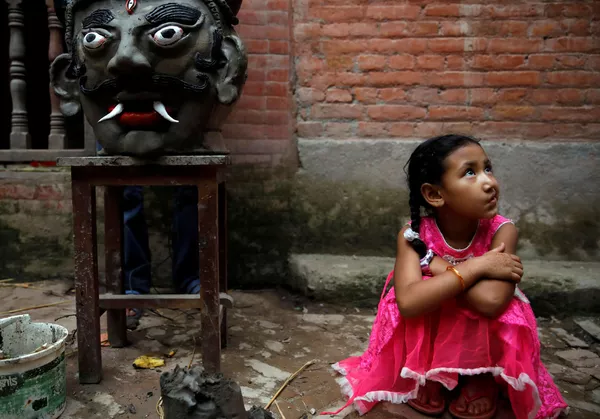 Cô bé ngồi cạnh đầu quỷ Ghantakarna trong lễ hội Ghantakarna, Nepal Cô bé ngồi cạnh đầu quỷ Ghantakarna trong lễ hội Ghantakarna, Nepal - Sputnik Việt Nam