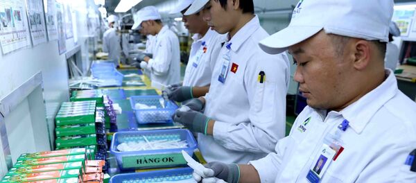 Kiểm tra, đóng gói sản phẩm ống hút, dao, thìa, nĩa bằng bột ngô thân thiện với môi trường tại nhà máy của công ty.  - Sputnik Việt Nam