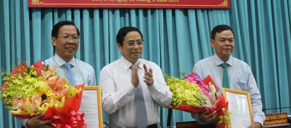 Trưởng ban Tổ chức Trung ương Phạm Minh Chính (giữa) trao Quyết định của Bộ Chính trị phân công ông Phan Văn Mãi (bên trái), Phó Bí thư thường trực Tỉnh ủy, Chủ tịch HĐND tỉnh nhiệm kỳ 2016 - 2021, giữ chức vụ Bí thư Tỉnh ủy Bến Tre nhiệm kỳ 2015 - 2020 và Quyết định của Bộ Chính trị đối với ông Võ Thành Hạo, Bí thư Tỉnh ủy Bến Tre nghỉ hưu theo chế độ từ ngày 1/8/2019.  - Sputnik Việt Nam
