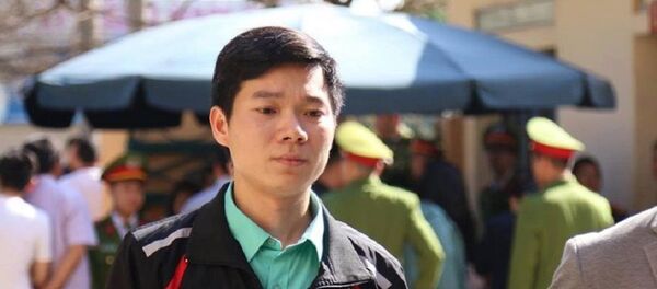 Bác Sĩ Hoàng Công Lương đến tòa án hôm 19 Tháng Sáu.  - Sputnik Việt Nam