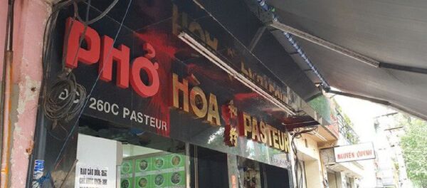 Quán phở Hòa liên tục bị ném mắm tôm, tạt sơn  - Sputnik Việt Nam