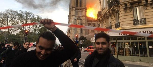 Người dân tại nhà thờ Đức Bà, nơi xảy ra hỏa hoạn - Sputnik Việt Nam