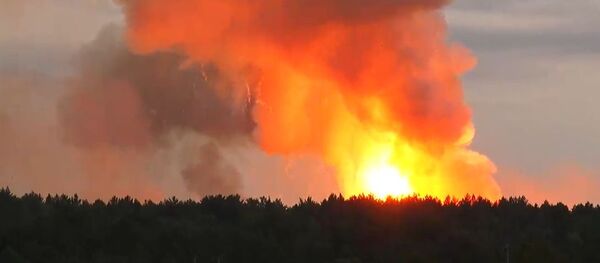 tình hình tại nhà kho gần Achinsk thuộc vùng Krasnoyarsk  - Sputnik Việt Nam