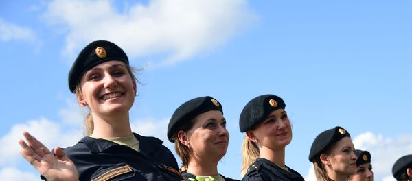 Các thành viên tham gia Cuộc đua cá nhân của những tổ lái nữ trong môn thi Tank Biathlon ở Hội thao quân đội quốc tế Army-2019 - Sputnik Việt Nam