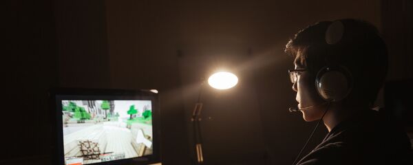 Chàng trai chơi game Chàng trai chơi game - Sputnik Việt Nam